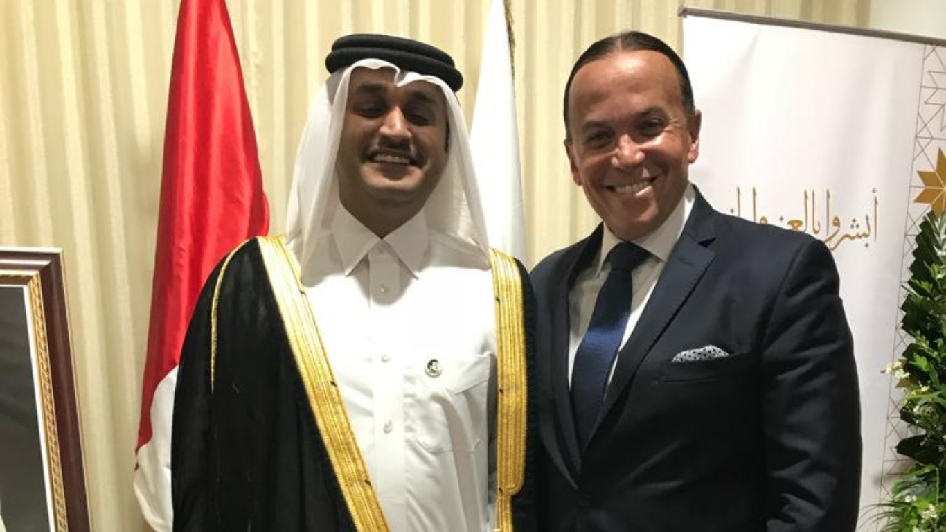 Juan Brignardello y el emabajador de Qatar en una reunión protocolar
