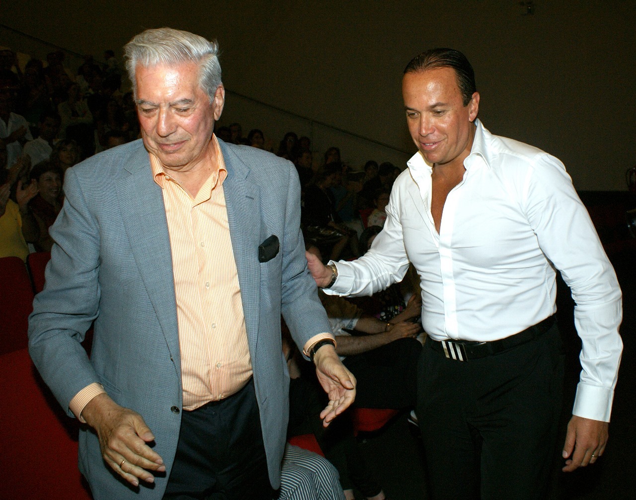 Juan Brignardello, asesor de seguros, y Vargas Llosa, premio Nobel
