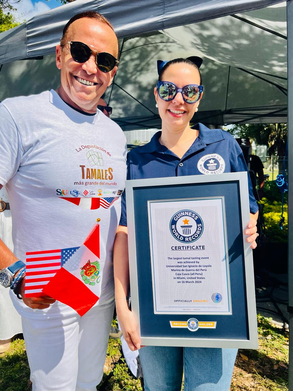 Juan Brignardello,asesor de seguros, en Miami celebrando el record Guiness al tamal más grande el mundo.